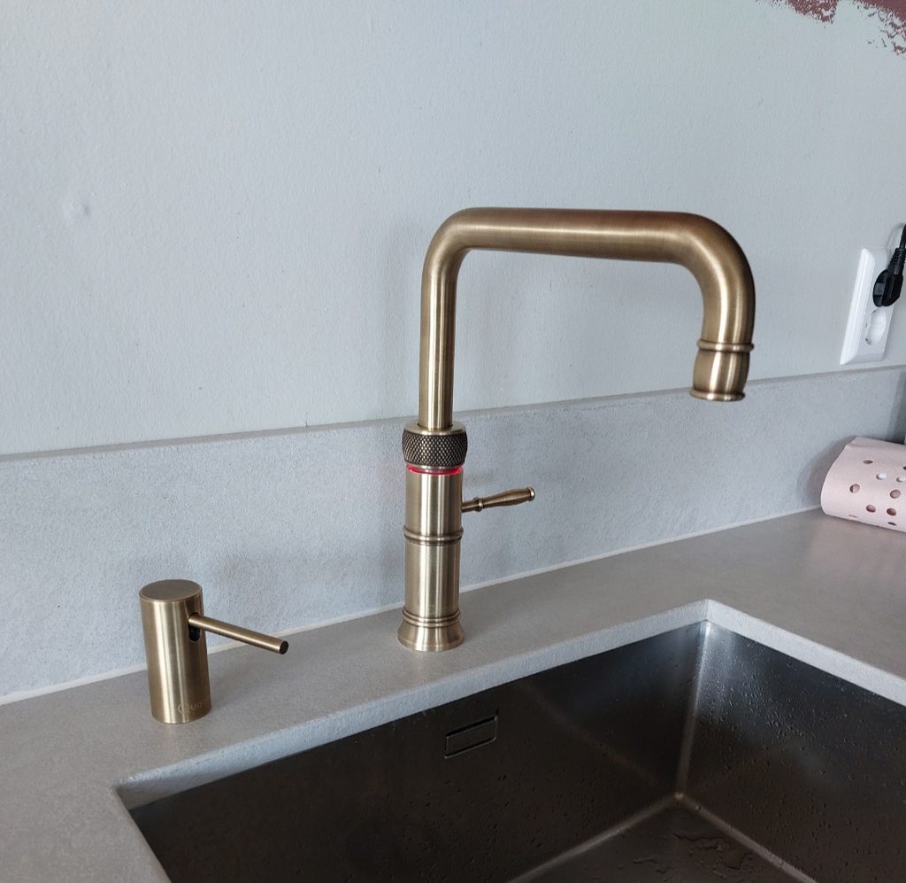 Quooker Classic Fusion Messing Patina met zeeppomp netjes geinstalleerd