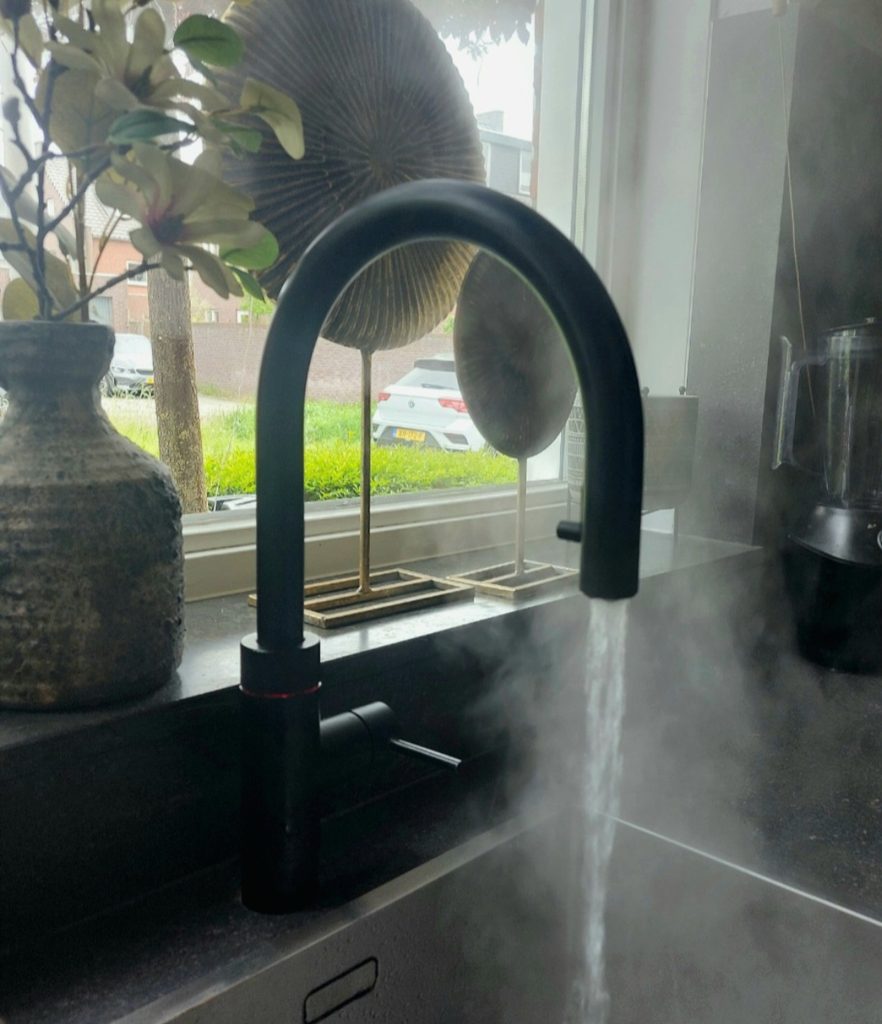 Kokend water uit zwarte flex round kraan